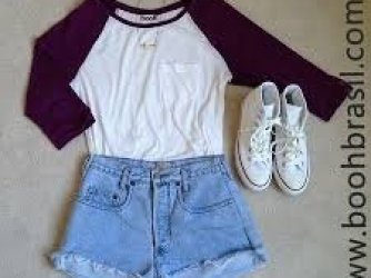 Uma Blusa De Manga Comprida e Um Shorts e um Tênis Branco